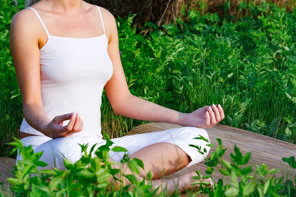 Donna di yoga seduta in erba verde — Foto Stock