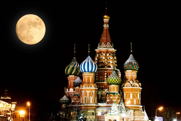 Catedral de San Basilio por la noche y luna llena. Temporada de invierno. Moscú, Rusia — Foto de Stock
