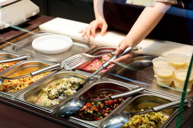 Tepsileri ile pişmiş gıda kafeterya vitrinde üzerinde. Salata çeşitli bir açık büfe