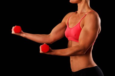 Siyah arka plan üzerine izole dumbbells ile sportif genç kadın, 