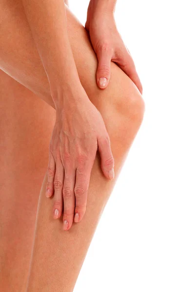 Close-up shot van vrouw met pijnlijke knie, geïsoleerd op witte backg — Stockfoto