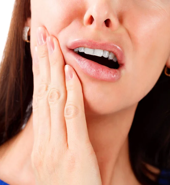 Gros plan de belle jeune femme souffrant de mal de dents — Photo