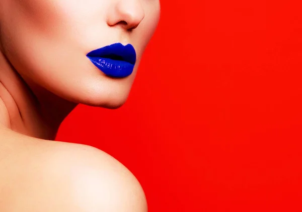Retrato de close-up de mulher bonita com maquiagem brilhante posando contra um fundo vermelho — Fotografia de Stock
