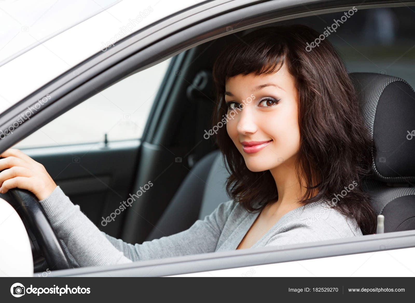 白い車からあなたに笑顔のきれいな女性ドライバー ストック写真 C Nobilior 白い車からあなたに笑顔のきれいな女性ドライバー ストック写真 C Nobilior