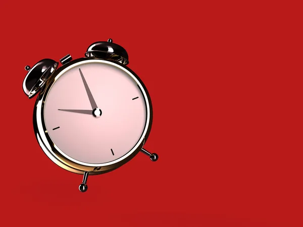 Nahaufnahme des goldenen Weckers auf rotem Hintergrund. 10 Uhr, morgens oder abends. 3D-Darstellung — Stockfoto