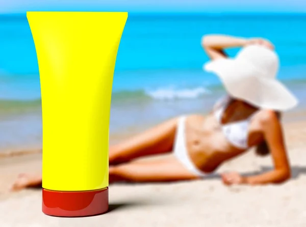 Kvinna i en baddräkt mot bakgrund av blått hav och gul flaska sunblock kräm eller lotion — Stockfoto