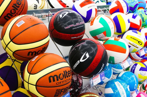 Yekaterinburg, RUSSIA - NOVEMBER 24, 2013: Colorful soccer balls inside Sportmaster Sport Store — Stock Photo, Image