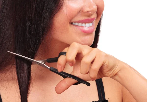 Mulher sorridente cortando o cabelo com tesoura, isolada em branco — Fotografia de Stock