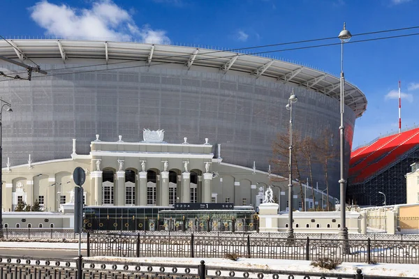 叶卡捷琳堡, 俄罗斯2018年3月09日。新的体育场的建筑为2018世界冠军橄榄球 (足球). — 图库照片
