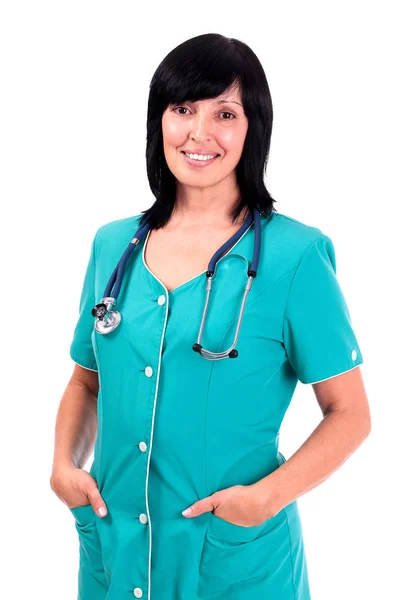 Усміхнена жінка-лікар зі стетоскопом, ізольована на білому — стокове фото