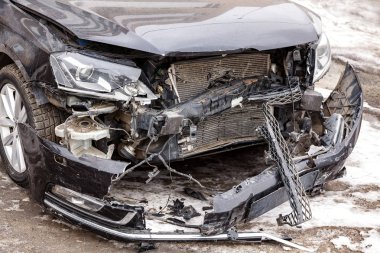 Ön kısmında siyah bir araba yolda kazada hasar closeup çekim