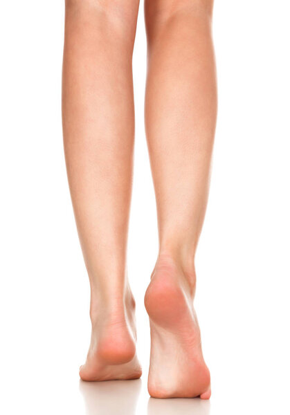 Крупный план босых ног женщин, изолированных на белом фоне

