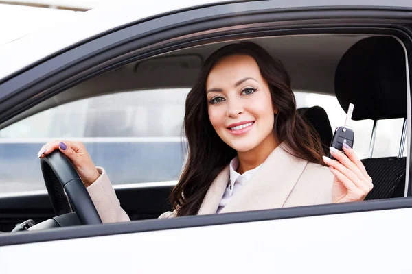 Портрет щасливої жінки водія з ключем автомобіля — стокове фото