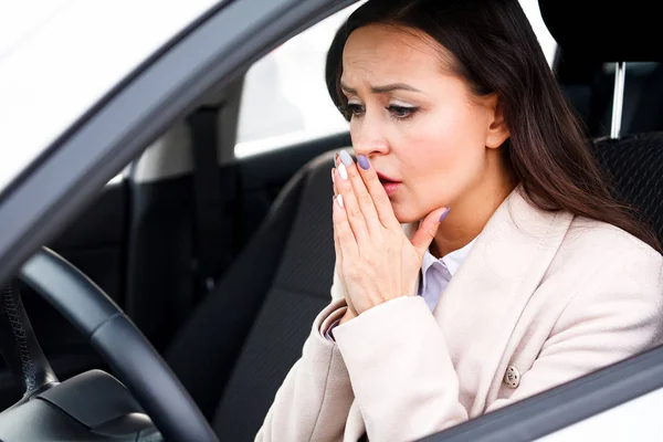 Närbild skott av stressad ung kvinna förare i en bil — Stockfoto