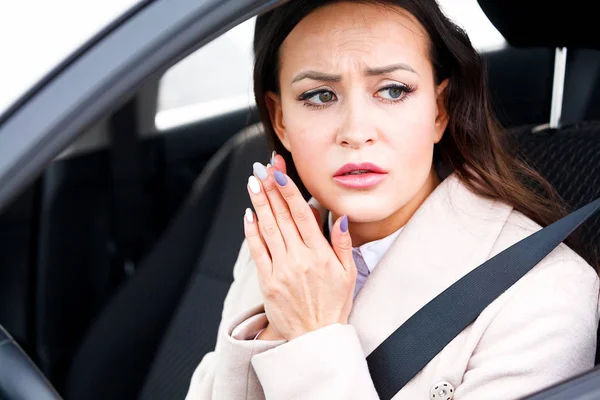 Közeli felvétel a stresszes fiatal női vezető egy autóban — Stock Fotó