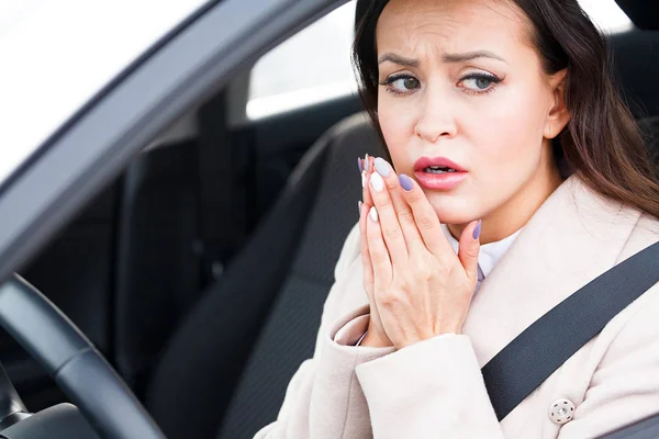 Primer plano de mujer joven estresada conductor en un coche — Foto de Stock