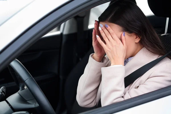 Плачущая женщина-водитель в машине — стоковое фото