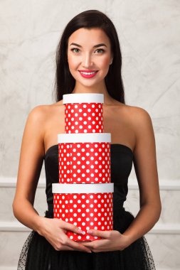 Hediye kutuları ile genç kadın sana gülümsüyor