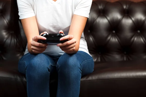 Närbild skott av manikyrerade kvinnliga händer med svart gamepad — Stockfoto