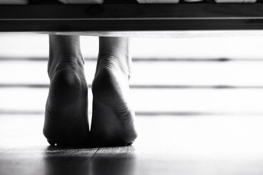 Sarkan kadın çıplak ayak closeup çekim