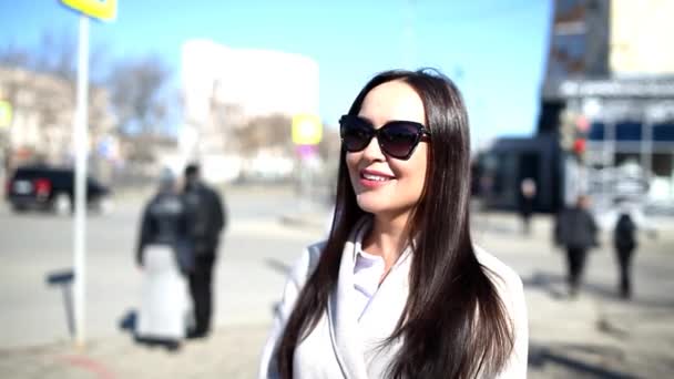 Mulher Bonita Posando Uma Rua Cidade — Vídeo de Stock