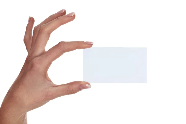 Vrouwelijke hand met een blanco papieren kaart geïsoleerd op witte achtergrond — Stockfoto