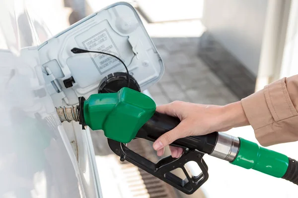 Vrouw bij het benzinestation van de pomp — Stockfoto