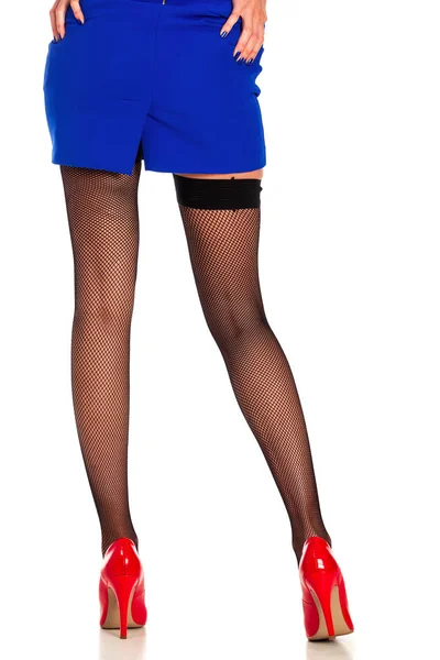 穿着蓝色短裙和孤立长袜的漂亮女人的腿 — 图库照片