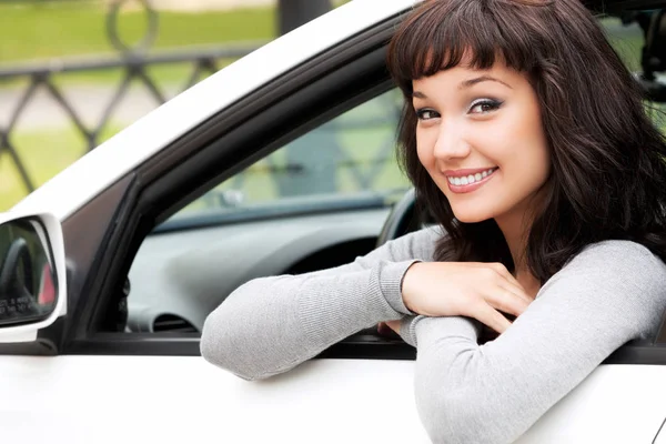 Mladý řidič žena v bílém autě — Stock fotografie