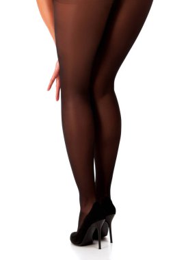 Beyaz arka planda siyah külotlu çorap giyen seksi kadın.