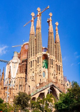 Barselona, İspanya - 15 Eylül 2011: La Sagrada Familia, 1882 'den beri inşa ediliyor ve halen yapım aşamasında