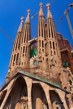 Barselona, İspanya - 15 Eylül 2011: La Sagrada Familia, 1882 'den beri inşa ediliyor ve halen yapım aşamasında