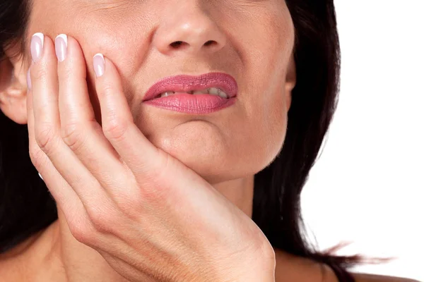 Krásná žena trpí bolestí zubů, detailní záběr — Stock fotografie