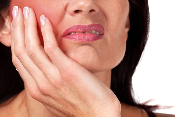 Mulher bonita que sofre de dor de dente, tiro close-up, ba branco — Fotografia de Stock