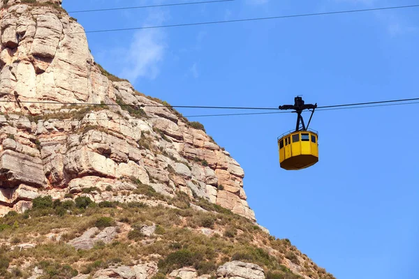 Lanovka na lanovce vedoucí na vrchol hory — Stock fotografie