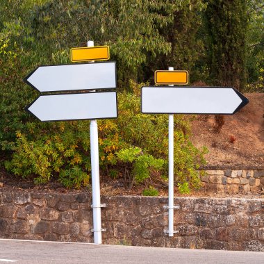 Yol kenarında yol işaretleri