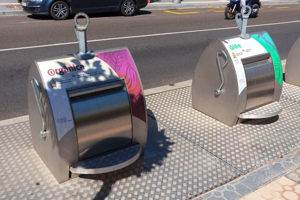 Tarragona, Hiszpania 19 września 2011: Duże pojemniki uliczne do oddzielnego zbierania śmieci. Do tworzyw sztucznych, organicznych, szkła, papieru — Zdjęcie stockowe