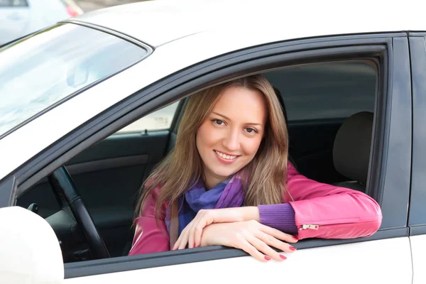 Femme assise dans la voiture — Photo