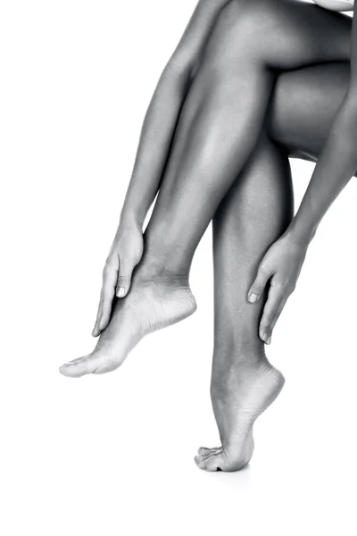 Pernas de mulher com pele limpa e lisa sobre fundo branco — Fotografia de Stock