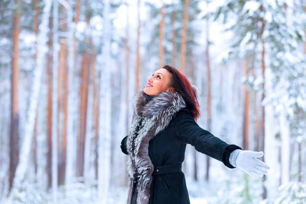 Happy pretty woman in a winter deep forest — 스톡 사진