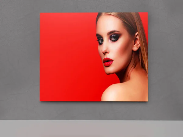 Foto di una bella donna su un muro grigio. Rendering 3D — Foto Stock