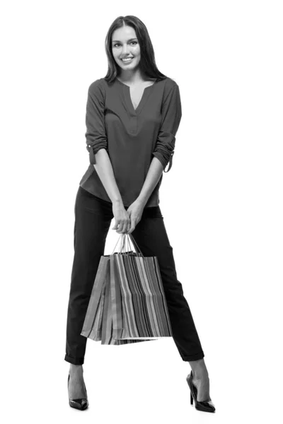 Ritratto di giovane donna carina sorridente felice con borse della spesa, isolata su sfondo bianco — Foto Stock