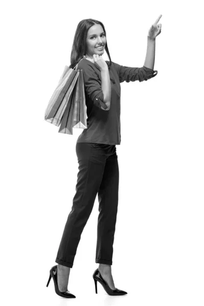 Portret młodej uśmiechniętej kobiety z torbami na zakupy — Zdjęcie stockowe