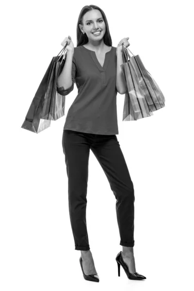 Retrato de joven feliz sonriente bonita mujer con bolsas de compras, aislado sobre fondo blanco —  Fotos de Stock