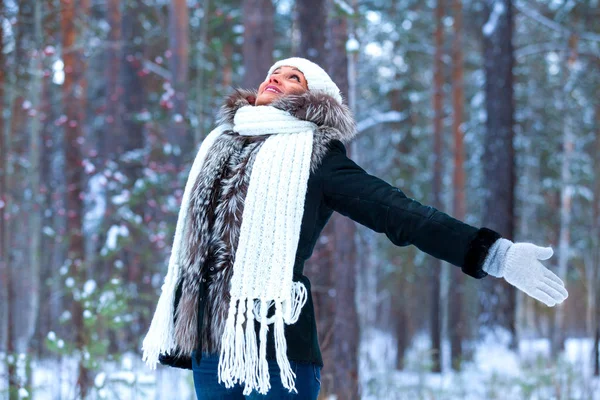 Mulher bonita feliz em uma floresta profunda de inverno — Fotografia de Stock