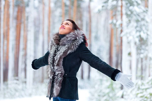 Happy pretty woman in a winter deep forest — 스톡 사진