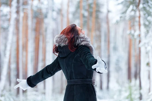 Happy pretty woman in a winter deep forest — 스톡 사진