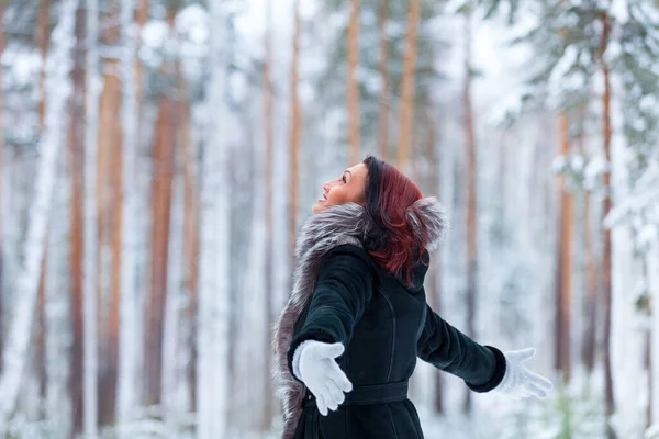 Lycklig vacker kvinna i en djup vinterskog — Stockfoto