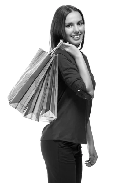 Portrait de jeune jolie femme souriante heureuse avec des sacs à provisions, isolée sur fond blanc . — Photo