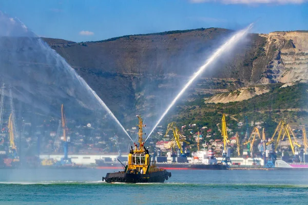 Il rimorchiatore galleggiante spruzza getti d'acqua, dimostrando cannoni ad acqua antincendio — Foto Stock